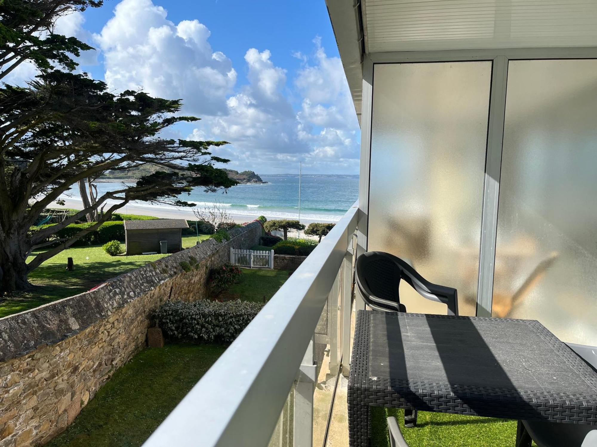 Les Pieds Dans L Eau Acces A La Plage Depuis La Residence Trebeurden Exterior photo